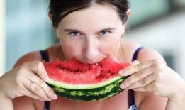 吃瓜女留学,揭秘校园里的“瓜田”风云