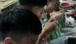 寝室吃瓜男生,寝室吃瓜男生的欢乐日常