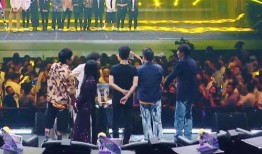 周深吃瓜现场视频,趣味互动引网友热议