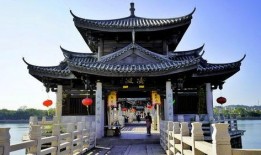 打卡学校亭子吃瓜,打卡亭子共享夏日瓜香