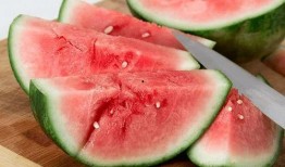 同时吃瓜和苹果,同时品尝瓜与苹果的独特体验