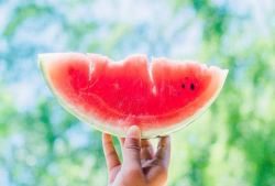 夏天吃瓜拍照,定格甜蜜时光