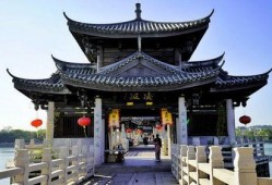 打卡学校亭子吃瓜,打卡亭子共享夏日瓜香