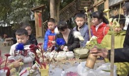 村民吃瓜看热闹情节,村民围观吃瓜，热闹非凡