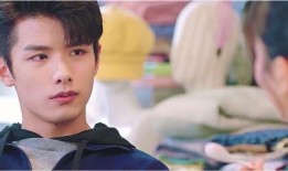 小娇妻露脸吃瓜