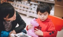 妈妈领着女儿吃瓜,妈妈领着女儿共享夏日清凉瓜果