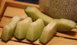 格子画吃瓜看戏,一幅描绘市井百态的画卷