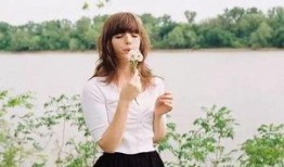 拍照姿势室内吃瓜