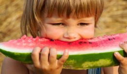 女孩吃瓜,女孩们的甜蜜食趣