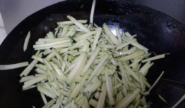 炒瓜丝吃会发胖,美味与健康的平衡，小心发胖陷阱