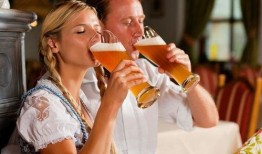 室友喝啤酒吃瓜,室友欢聚时光