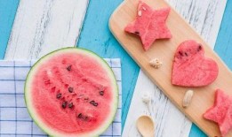 吃瓜吃坏肚子发烧不退