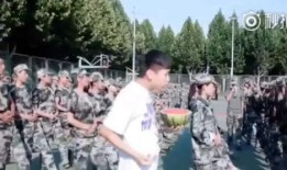 军训新生前吃瓜,揭秘军训前的那些趣事