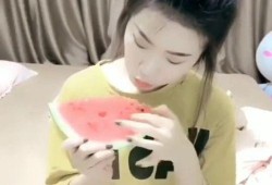 旅游吃瓜的女生