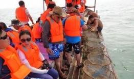 坐船出海吃瓜群众,坐船出海的悠闲时光