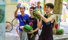 大学吃瓜情侣,揭秘大学情侣的甜蜜生活